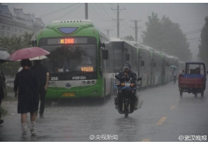 �人�����Ƶ̼�ѹ 300����������ҹת��...